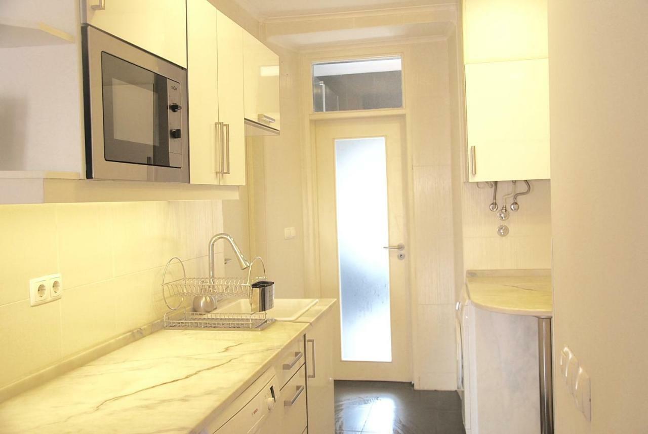 Sunny, And Comfy Ap. In Av. Da Liberdade Lissabon