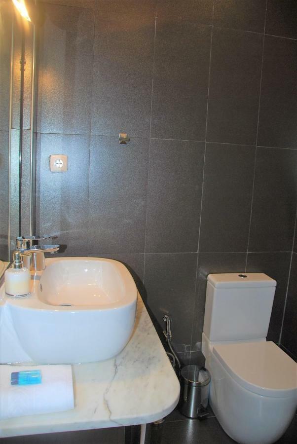 Sunny, And Comfy Ap. In Av. Da Liberdade Lissabon